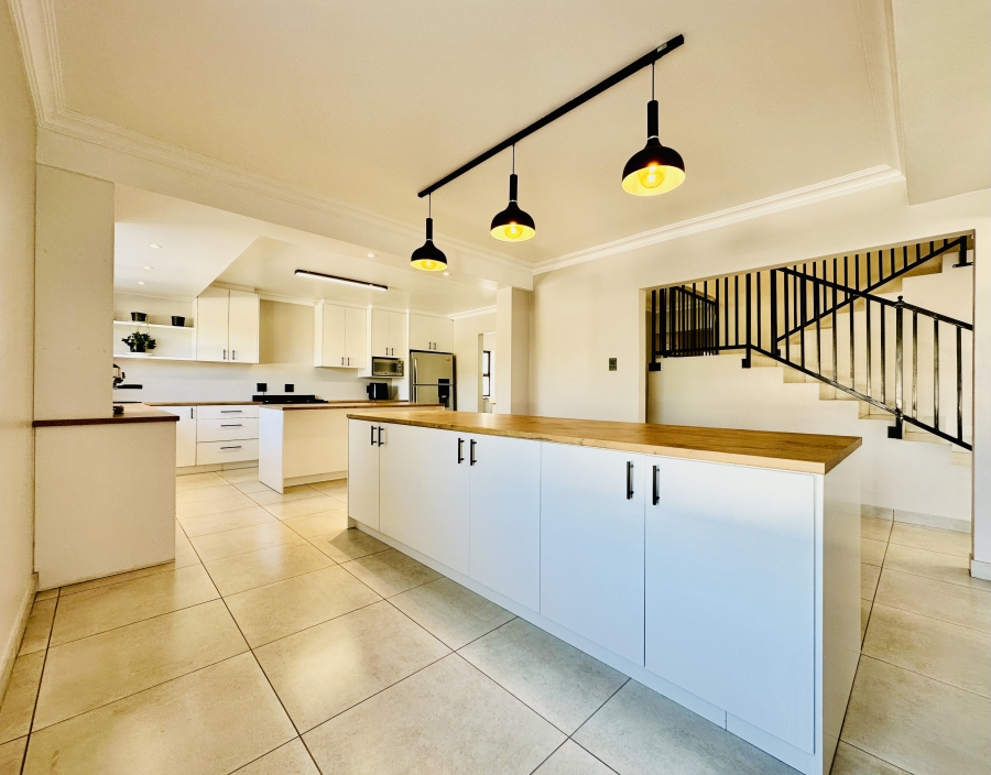 9 Bedroom Property for Sale in Westcliff Western Cape